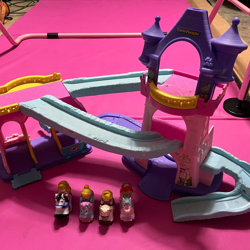 Little Peoplele Klip Klop castle with four princesses.